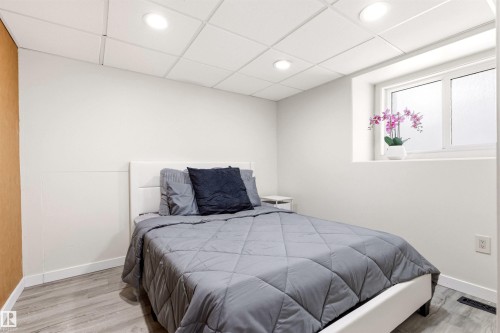12420 Grand View Drive, Edmonton, AB - Indoor Photo Showing Bedroom