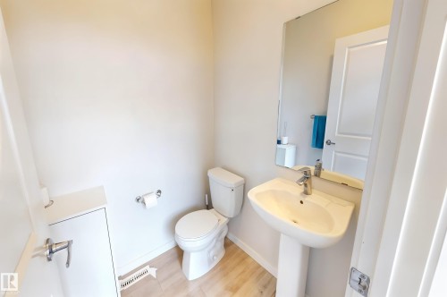 2093 Maple Road, Edmonton, AB - Indoor Photo Showing Bathroom