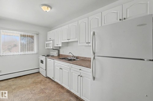 604F 2908 116A Avenue Nw, Edmonton, AB - Indoor Photo Showing Kitchen With Double Sink