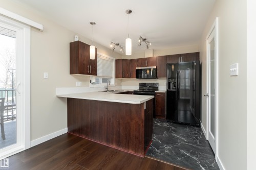 17 5260 Terwillegar Boulevard, Edmonton, AB - Indoor Photo Showing Kitchen