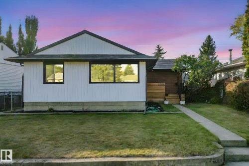 1125 sq.ft. fully renovated bungalow on low traffic street in sought after Avonmore. - 7404 82 Street, Edmonton, AB - Outdoor