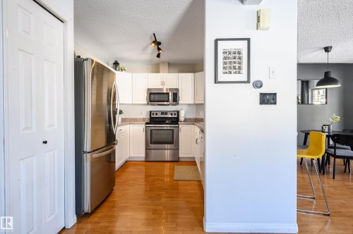 1-30 Levasseur Road, St. Albert, AB - Indoor Photo Showing Kitchen