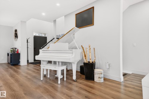 8207 101 Avenue Nw, Edmonton, AB - Indoor
