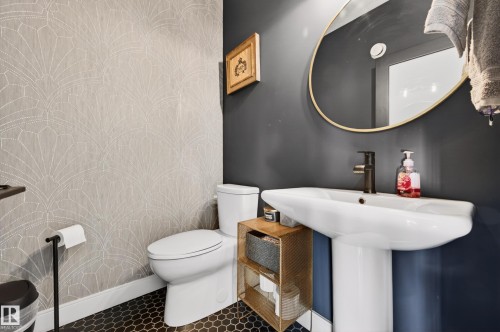 8207 101 Avenue Nw, Edmonton, AB - Indoor Photo Showing Bathroom