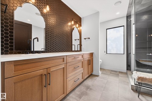 8207 101 Avenue Nw, Edmonton, AB - Indoor
