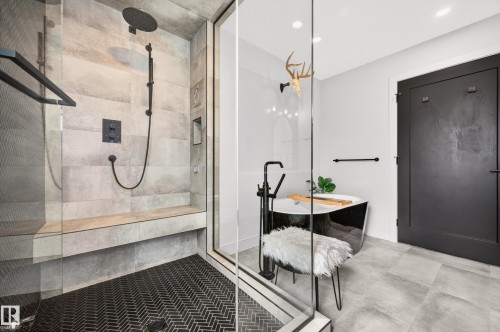 8207 101 Avenue Nw, Edmonton, AB - Indoor Photo Showing Bathroom