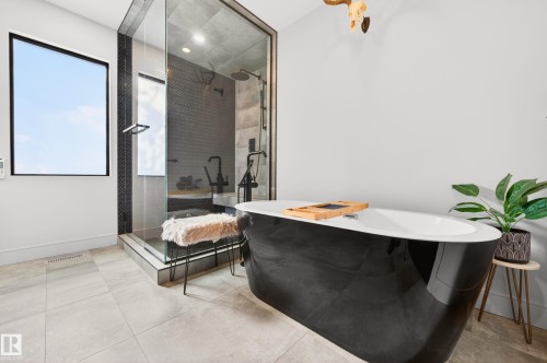 8207 101 Avenue Nw, Edmonton, AB - Indoor