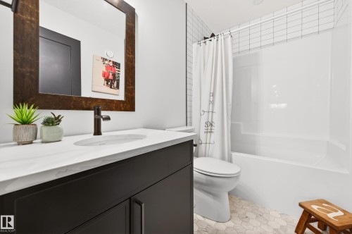 8207 101 Avenue Nw, Edmonton, AB - Indoor Photo Showing Bathroom