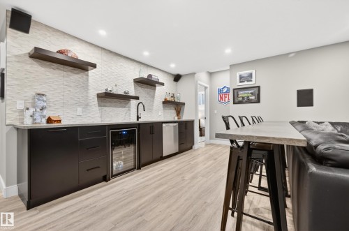 8207 101 Avenue Nw, Edmonton, AB - Indoor