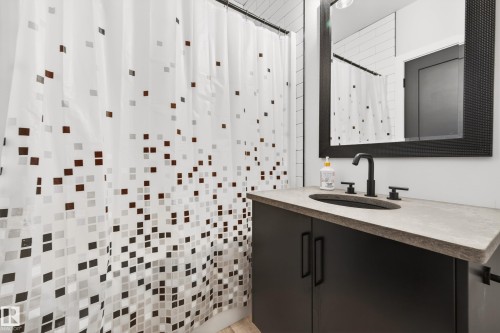 8207 101 Avenue Nw, Edmonton, AB - Indoor Photo Showing Bathroom
