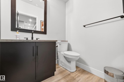 8207 101 Avenue Nw, Edmonton, AB - Indoor Photo Showing Bathroom