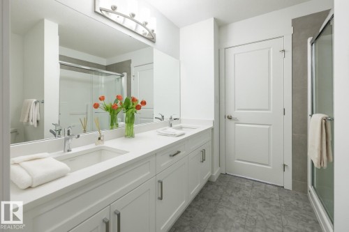 5230 Schonsee Drive, Edmonton, AB - Indoor Photo Showing Bathroom