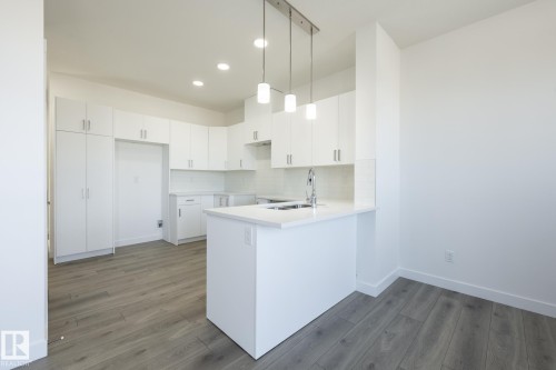 48 7110 Keswick Common, Edmonton, AB - Indoor Photo Showing Kitchen