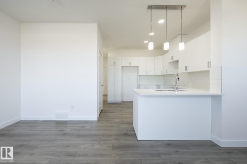 48 7110 Keswick Common, Edmonton, AB - Indoor Photo Showing Kitchen