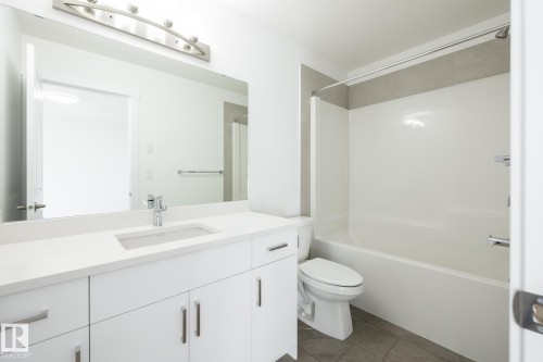 48 7110 Keswick Common, Edmonton, AB - Indoor Photo Showing Bathroom