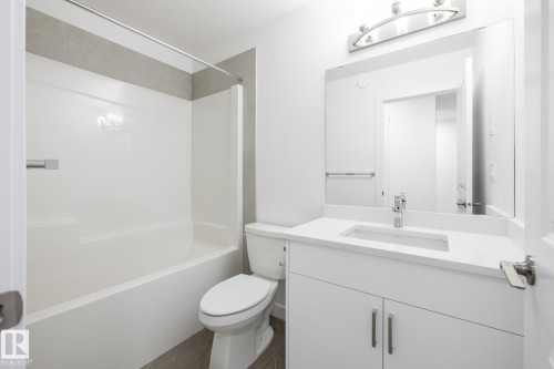 48 7110 Keswick Common, Edmonton, AB - Indoor Photo Showing Bathroom