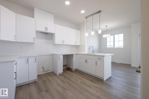 48 7110 Keswick Common, Edmonton, AB - Indoor Photo Showing Kitchen