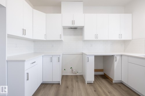 48 7110 Keswick Common, Edmonton, AB - Indoor Photo Showing Kitchen