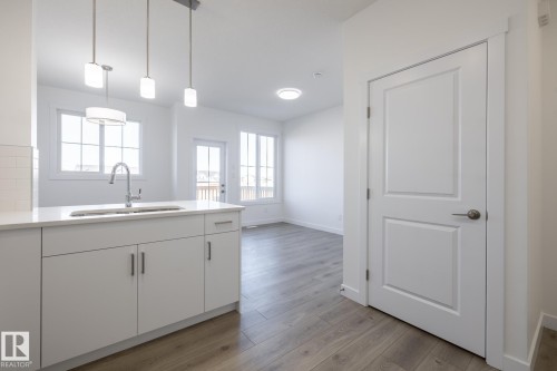 48 7110 Keswick Common, Edmonton, AB - Indoor Photo Showing Kitchen