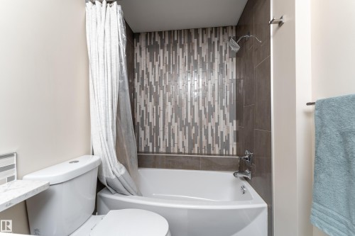 4pc bathroom - 1019 177 Street, Edmonton, AB - Indoor Photo Showing Bathroom