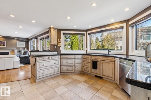 701 Romaniuk Road, Edmonton, AB - Indoor Photo Showing Kitchen