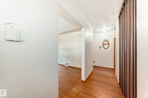 11424 105 Street, Edmonton, AB - Indoor