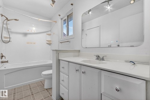 18625 66 Avenue, Edmonton, AB - Indoor Photo Showing Bathroom