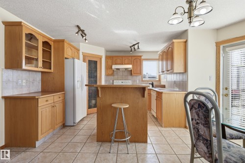 10331 156 Avenue, Edmonton, AB - Indoor Photo Showing Kitchen