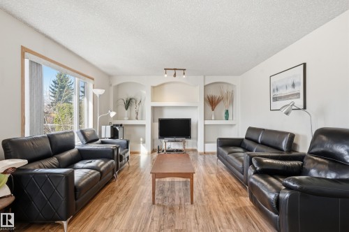 10331 156 Avenue, Edmonton, AB - Indoor Photo Showing Living Room