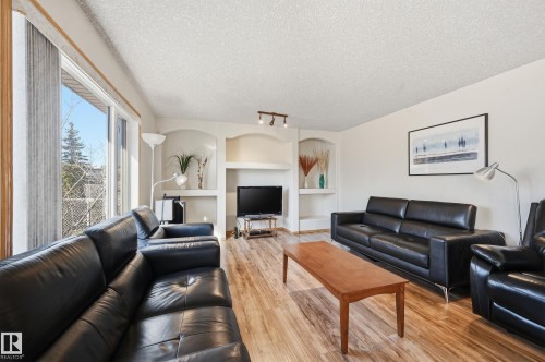 10331 156 Avenue, Edmonton, AB - Indoor Photo Showing Living Room