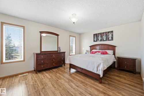 10331 156 Avenue, Edmonton, AB - Indoor Photo Showing Bedroom