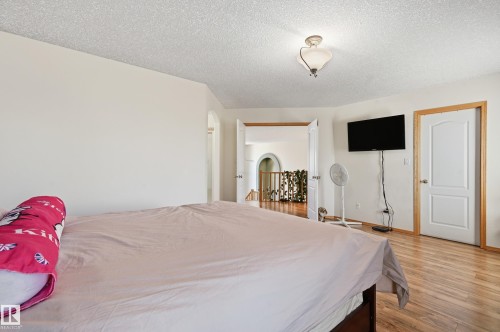 10331 156 Avenue, Edmonton, AB - Indoor Photo Showing Bedroom