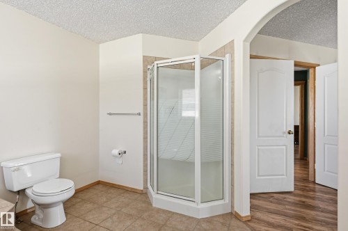 10331 156 Avenue, Edmonton, AB - Indoor Photo Showing Bathroom