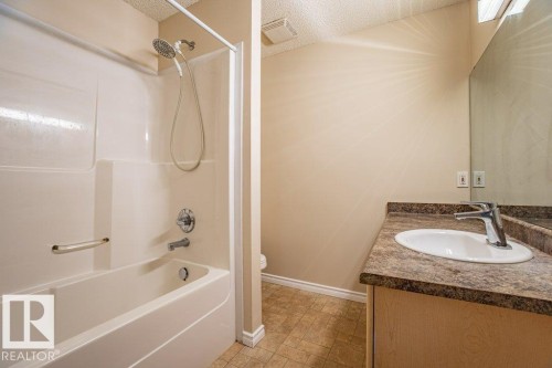 41 8304 11 Avenue, Edmonton, AB - Indoor Photo Showing Bathroom