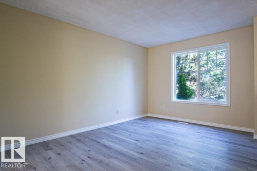 Large window with an abundance of natural light - 41 8304 11 Avenue, Edmonton, AB - Indoor Photo Showing Other Room