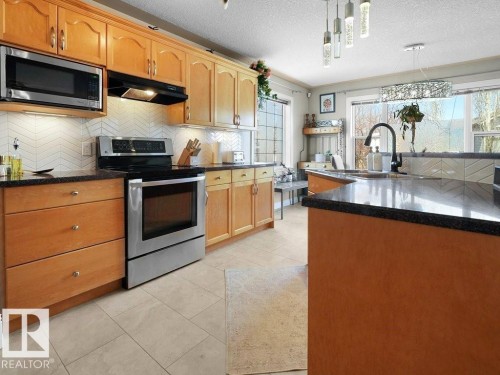 1476 Mcmillian Way, Edmonton, AB - Indoor Photo Showing Kitchen