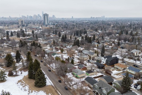 Aerial view of the neighborhood showcasing a mix of residential properties with varying architectural styles - 7720 85 Avenue, Edmonton, AB - Outdoor With View
