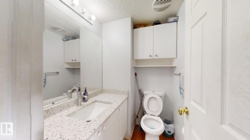 3023 31 Avenue, Edmonton, AB - Indoor Photo Showing Bathroom