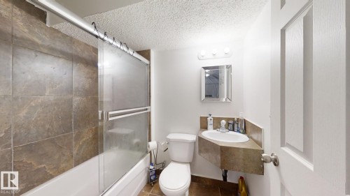 3023 31 Avenue, Edmonton, AB - Indoor Photo Showing Bathroom