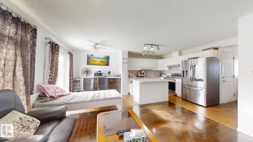 3023 31 Avenue, Edmonton, AB - Indoor Photo Showing Kitchen