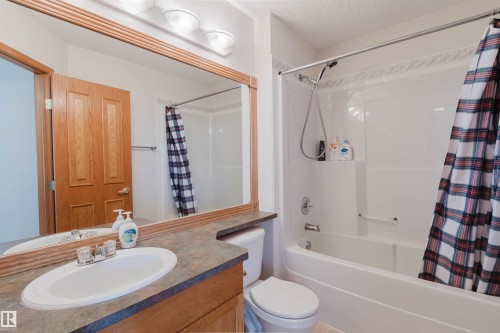 8608 160A Avenue, Edmonton, AB - Indoor Photo Showing Bathroom