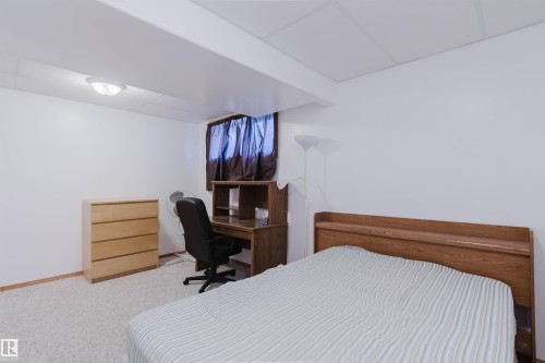 8608 160A Avenue, Edmonton, AB - Indoor Photo Showing Bedroom