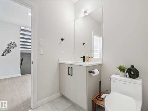 18204 90 Street, Edmonton, AB - Indoor Photo Showing Bathroom