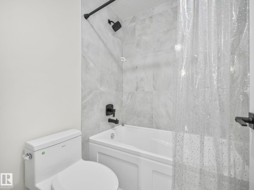 18204 90 Street, Edmonton, AB - Indoor Photo Showing Bathroom