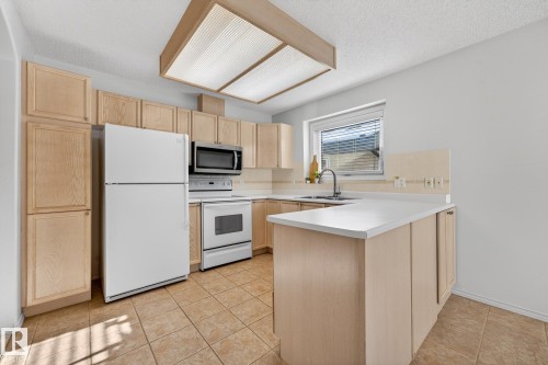 156 Oeming Road, Edmonton, AB - Indoor Photo Showing Kitchen