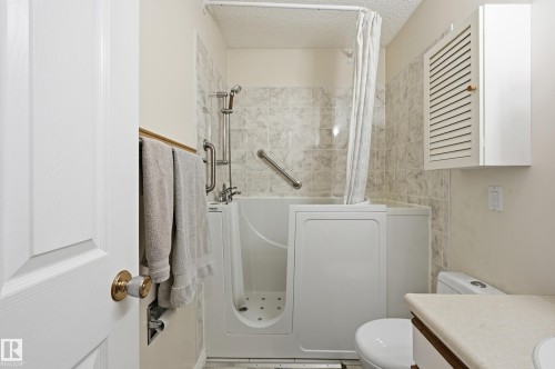 8305 157 Avenue, Edmonton, AB - Indoor