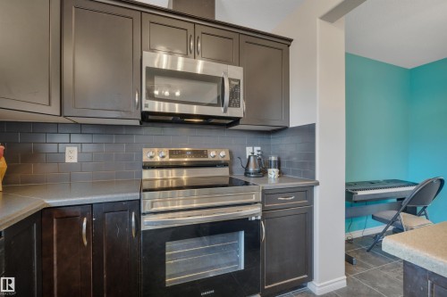 355 Secord Boulevard, Edmonton, AB - Indoor Photo Showing Kitchen