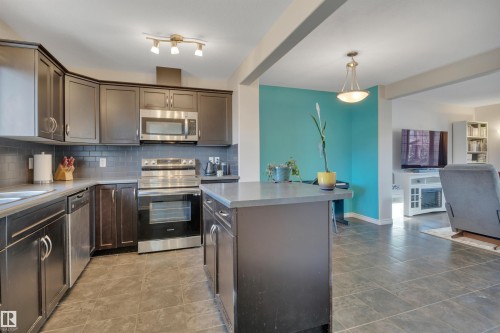 355 Secord Boulevard, Edmonton, AB - Indoor Photo Showing Kitchen