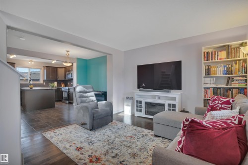 355 Secord Boulevard, Edmonton, AB - Indoor Photo Showing Living Room