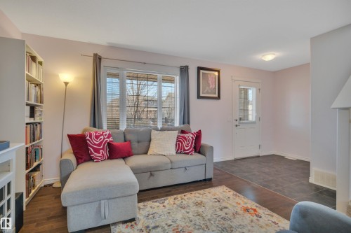 355 Secord Boulevard, Edmonton, AB - Indoor Photo Showing Living Room